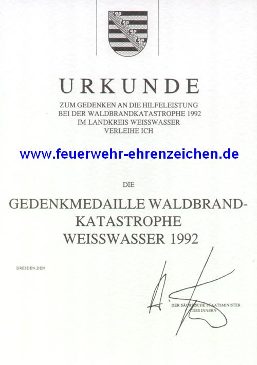 URKUNDE / ZUM GEDENKEN AN DIE HILFELEISTUNG BEI DER WALDBRANDKATASTROPHE 1992 IM LANDKREIS WEISSWASSER VERLEIHE ICH xxx DIE GEDENKMEDAILLE WALDBRANDKATASTROHE WEISSWASSER 1992