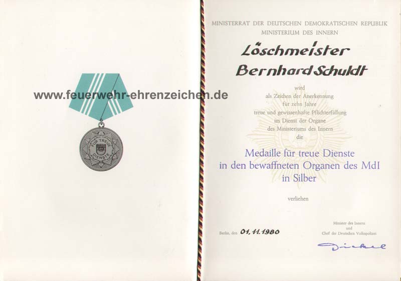 MINISTERRAT DER DEUTSCHEN DEMOKRATISCHEN REPUBLIK / MINISTERIUM DES INNERN / Löschmeister Bernhardt Schuldt wird als Zeichen der Anerkennung für zehn Jahre treue und gewissenhafte Pflichterfüllung im Dienst der Organe des Ministeriums des Innern die Medaille für treue Dienste in den bewaffneten Organen des MdI in Silber verliehen