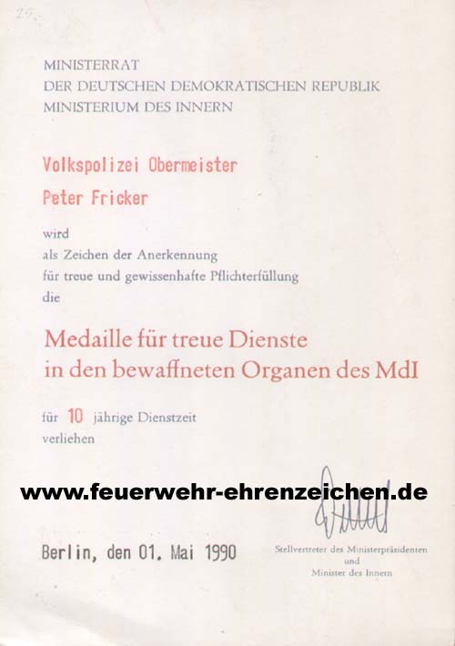 MINISTERRAT DER DEUTSCHEN DEMOKRATISCHEN REPUBLIK / MINISTERIUM DES INNERN /  Volkspolizei Obermeister Peter Fricker wird als Zeichen der Anerkennung für treue und gewissenhafte Pflichterfüllung die Medaille für treue Dienste in den bewaffneten Organen des MdI für 10 jährige Dienstzeit verliehen