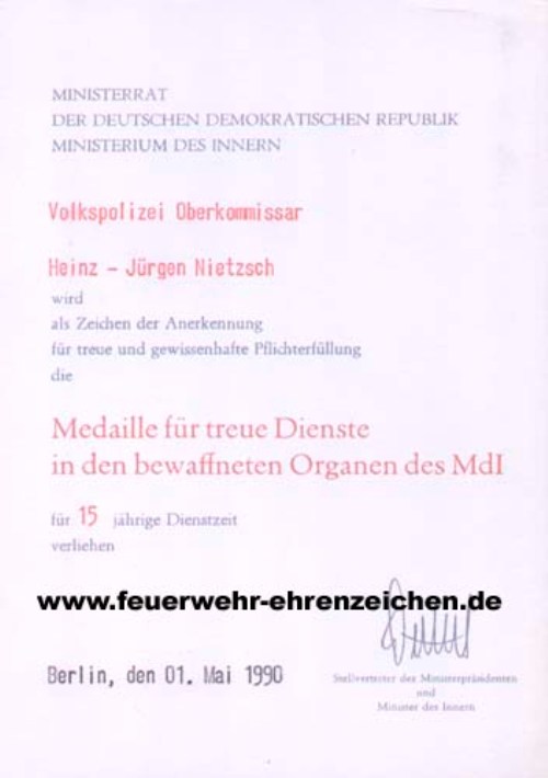 MINISTERRAT DER DEUTSCHEN DEMOKRATISCHEN REPUBLIK / MINISTERIUM DES INNERN /  Volkspolizei Oberkommissar Heinz-Jürgen Nietzsch wird als Zeichen der Anerkennung für treue und gewissenhafte Pflichterfüllung die Medaille für treue Dienste in den bewaffneten Organen des MdI für 15 jährige Dienstzeit verliehen