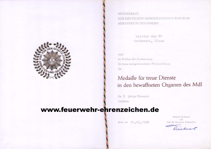 MINISTERRAT DER DEUTSCHEN DEMOKRATISCHEN REPUBLIK / MINISTERIUM DES INNERN / Meister der VP Marlewski, Klaus wird als Zeichen der Anerkennung für treue und gewissenhafte Pflichterfüllung die Medaille für treue Dienste in den bewaffneten Organen des MdI für 5 jährige Dienstzeit verliehen